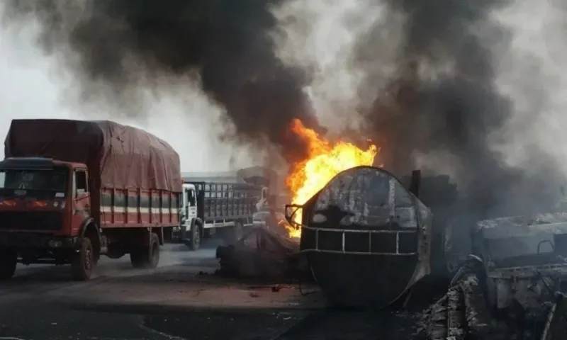 Nổ xe bồn chở dầu: 2 người chết, hơn 50 người bị thương