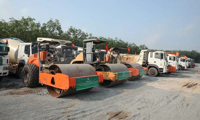 Máy móc thiết bị chuẩn bị khởi công dự án