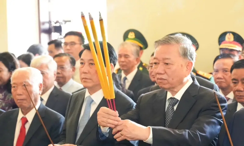 Tổng Bí thư cùng lãnh đạo Đảng, Nhà nước dâng hương Chủ tịch Hồ Chí Minh tại TPHCM