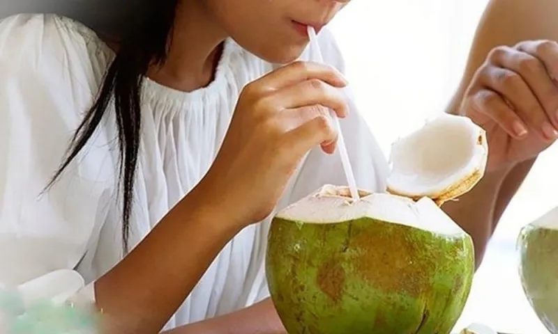 Uống nước dừa giải nhiệt đúng cách