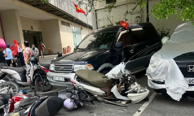 Xe bán tải bị mất kiểm soát gây tai nạn trong khuôn viên chung cư