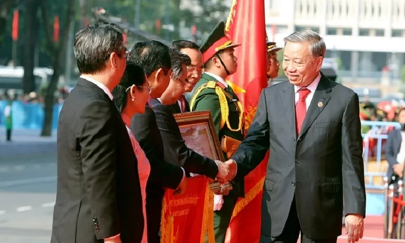 Đảng bộ, chính quyền và nhân dân TPHCM đón nhận danh hiệu anh hùng lao động