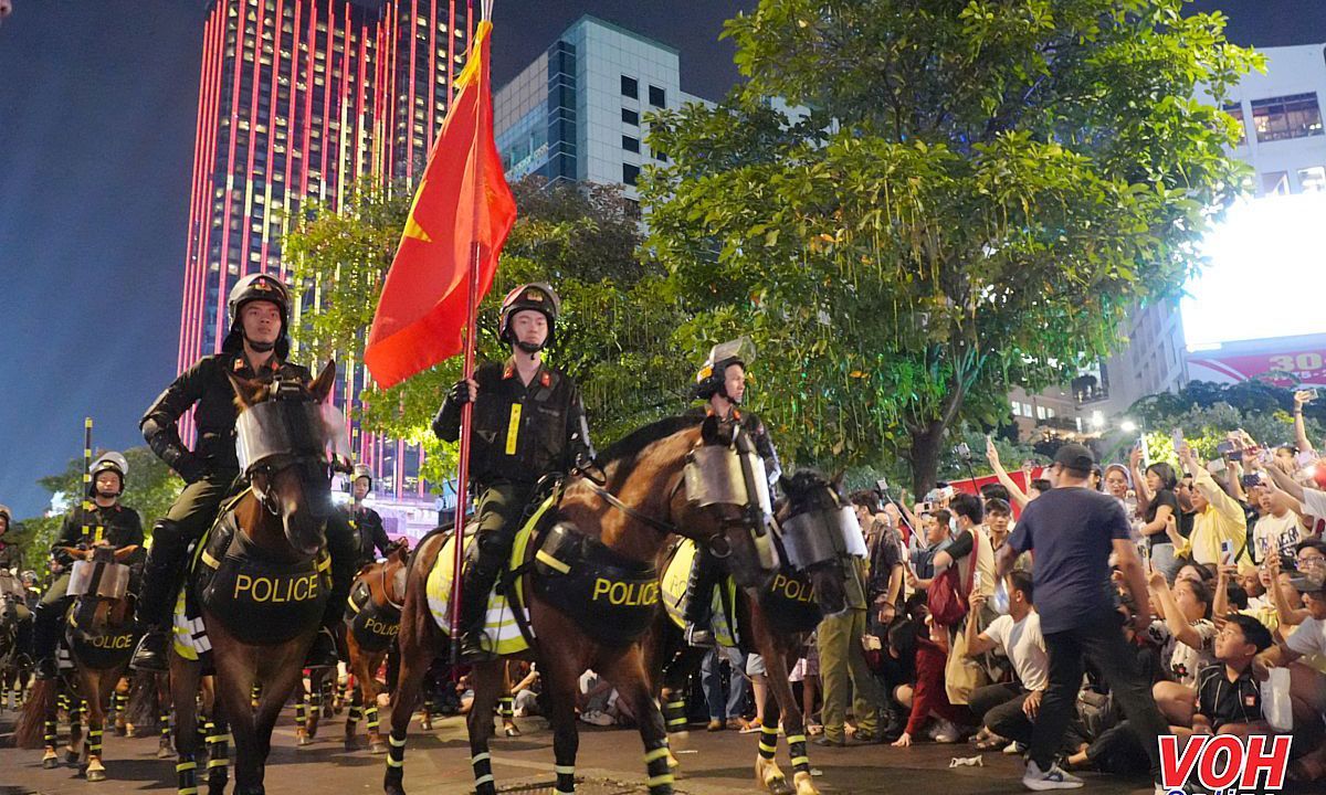 Hàng ngàn người dân chiêm ngưỡng đoàn Kỵ binh cảnh sát cơ động diễu hành