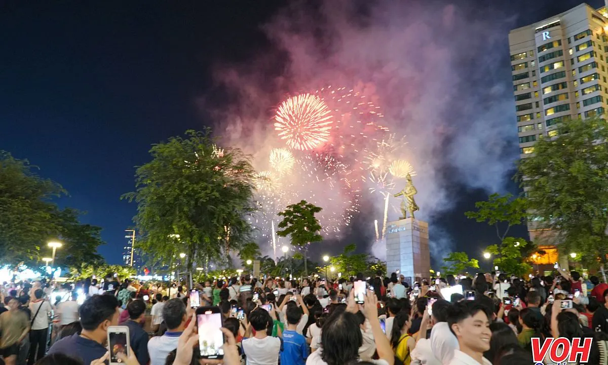 TPHCM rực rỡ pháo hoa trong đêm 30/4
