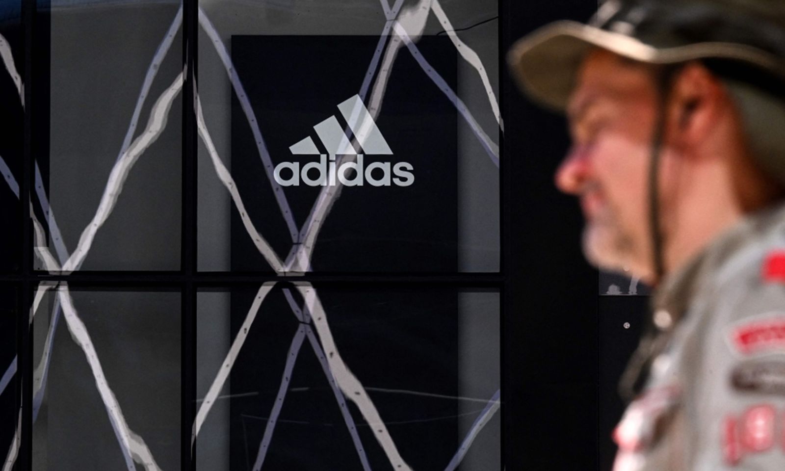 Giày Adidas tại Mỹ sẽ đắt hơn nhiều do mức thuế mới của ông Trump
