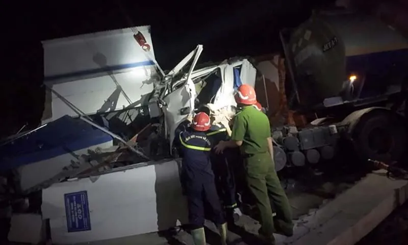 Xe bồn đâm vào nhà dân làm một người bị thương