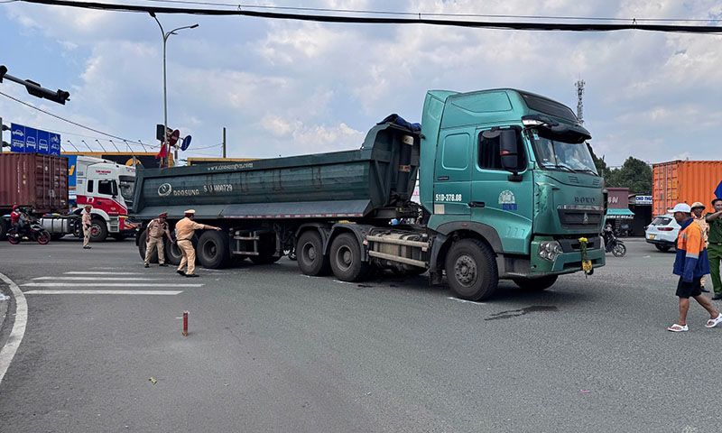 Xe đầu kéo quẹo vào KCN va chạm xe máy, 2 người tử vong 
