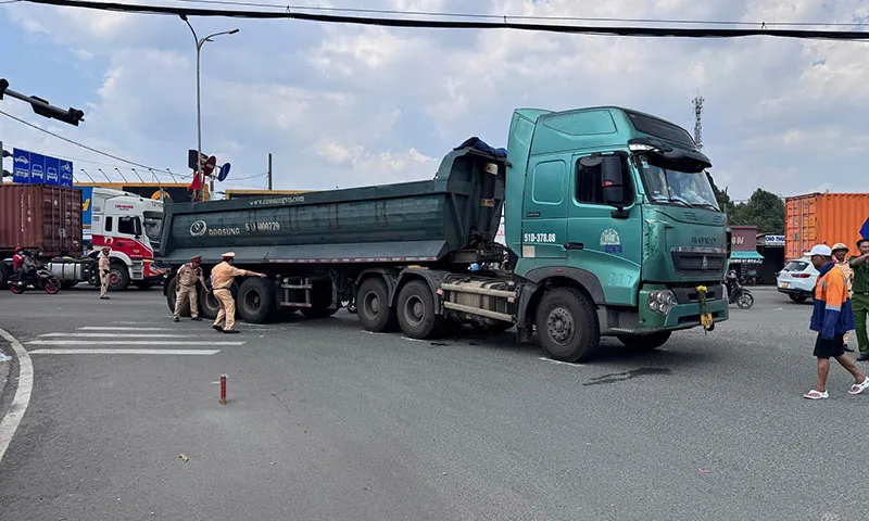 Xe đầu kéo quẹo vào KCN va chạm xe máy, 2 người tử vong 