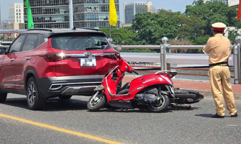 Hai vụ va chạm giao thông liên tiếp làm ùn ứ trên cầu Sông Hàn