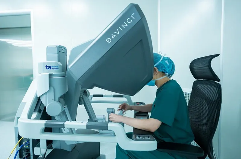 phau-thuat-vien-dieu-khien-robot-da-vinci-xi