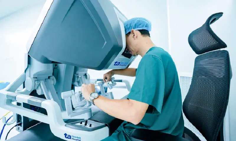 Phẫu thuật viên điều khiển Robot Da Vinci Xi qua bảng điều khiển, quan sát trường phẫu thuật qua màn hình 3D - Ảnh BVĐK Tâm Anh
