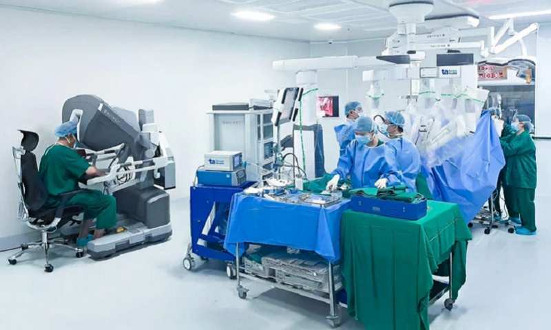 Robot phẫu thuật da vinci xi hiện đại hỗ trợ hơn 120 kỹ thuật mổ phức tạp
