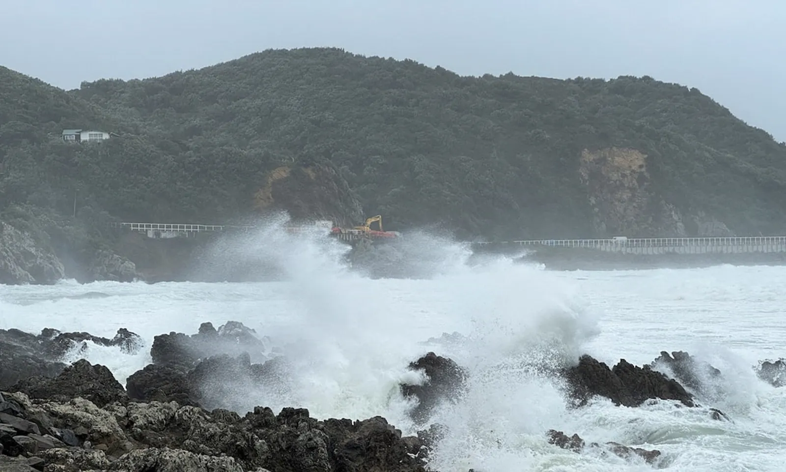 New Zealand hủy nhiều chuyến bay, đóng cửa trường học do gió mạnh dữ dội