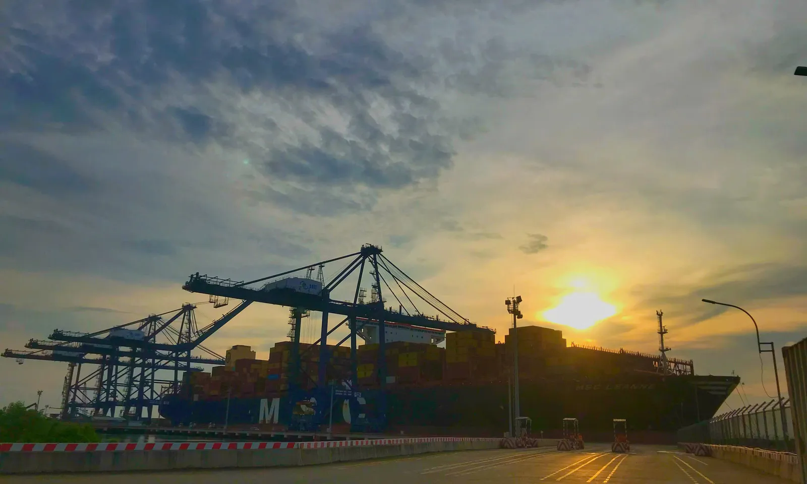 Tàu container hơn 200.000 tấn lần đầu cập cảng SSIT