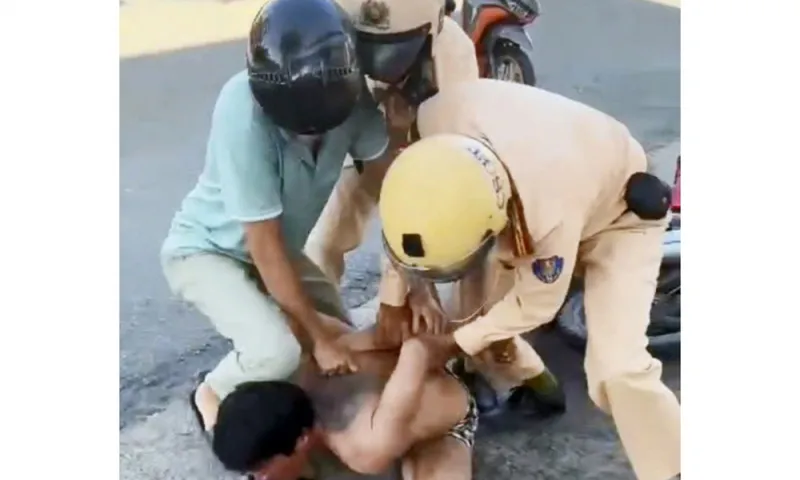 Video clip: Người đàn ông múa rựa trên đường phố ở Bình Dương bị công an khống chế