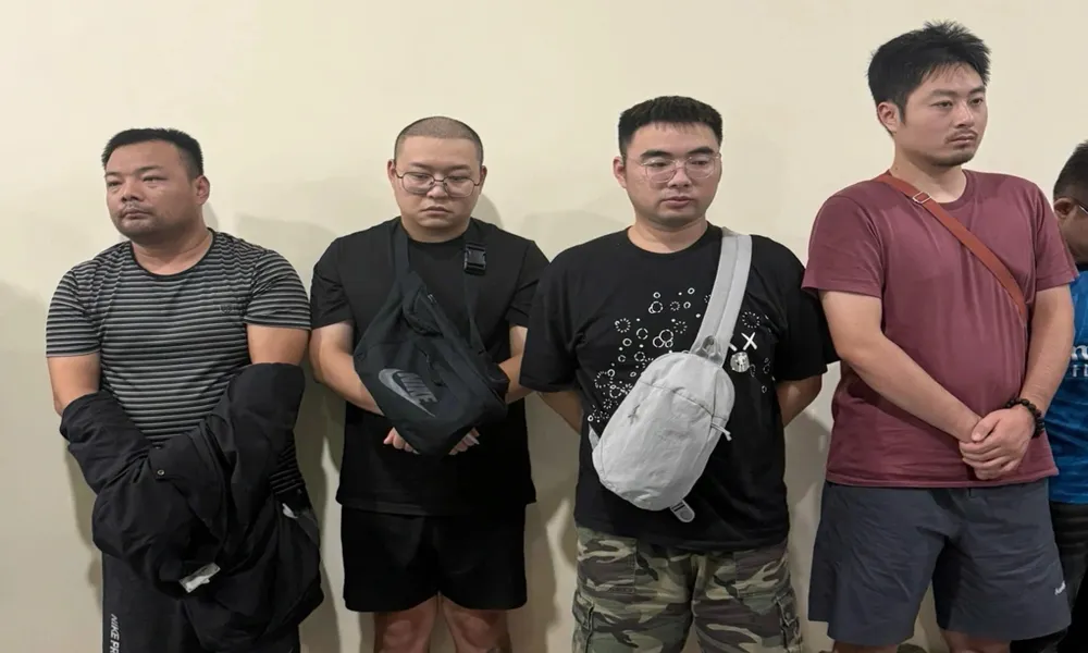 Đường dây lừa đảo quốc tế nguy trang cửa hàng tiện lợi