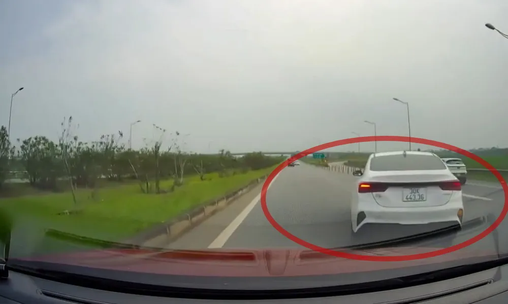 Video clip: Dừng xe đột ngột trên cao tốc Hà Nội - Thái Nguyên gây nguy hiểm cho xe phía sau