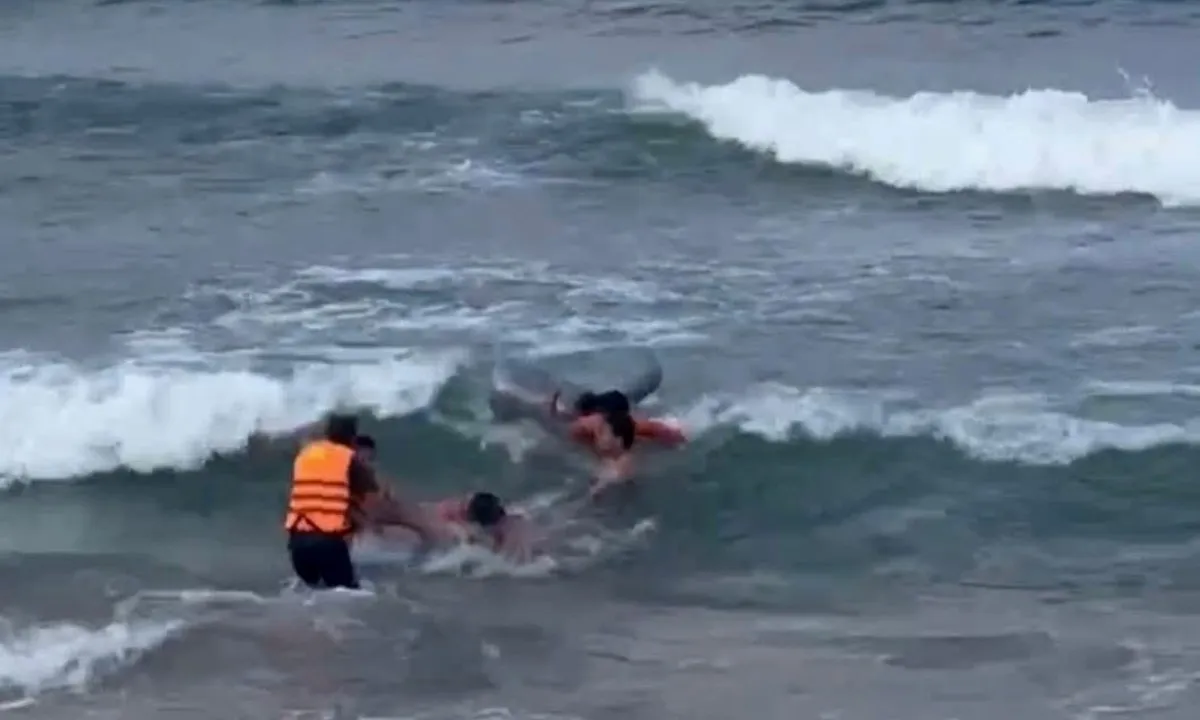 Cuộc giải cứu nghẹt thở bé 8 tuổi ở biển Cửa Tùng