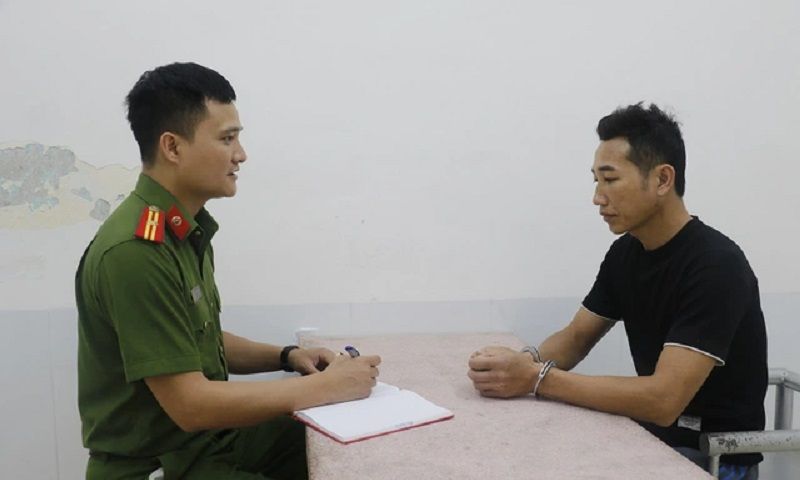 Phụ huynh say rượu xông vào trường hành hung cô giáo, công an tạm giữ điều tra