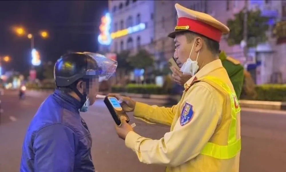 Vi phạm giao thông tăng mạnh trong ngày lễ