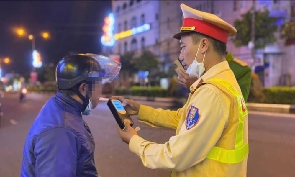 Vi phạm giao thông tăng mạnh trong ngày lễ
