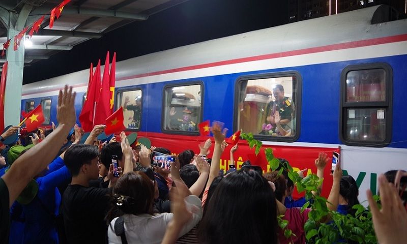 Các đoàn diễu binh rời miền Nam trở về đơn vị, người dân quyến luyến chia tay 