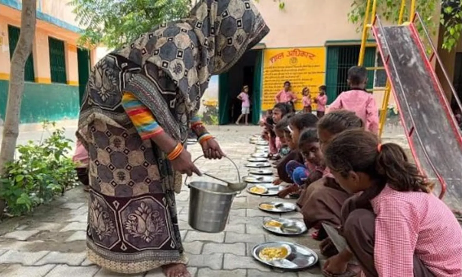 Ấn Độ: Hàng trăm học sinh mắc bệnh vì thức ăn chứa rắn chết ở trường