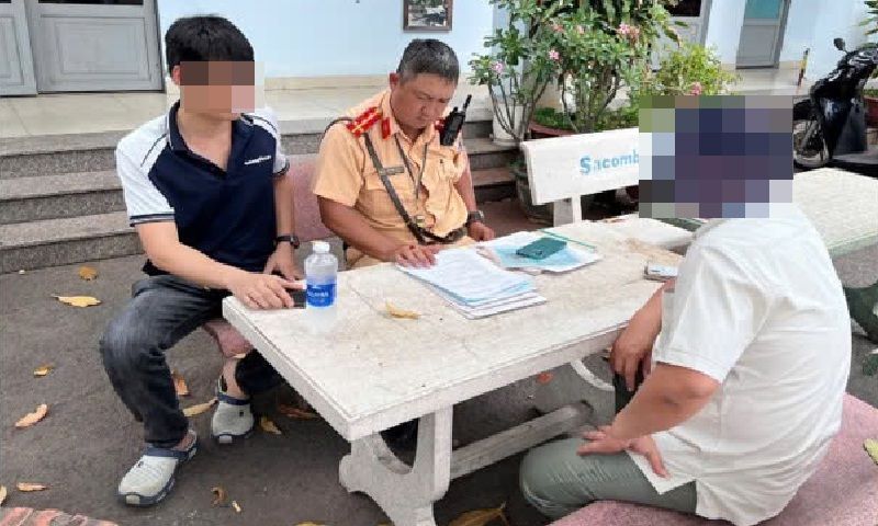 Xử phạt nhân viên rửa xe tự ý gắn đèn ưu tiên vào ô tô của khách