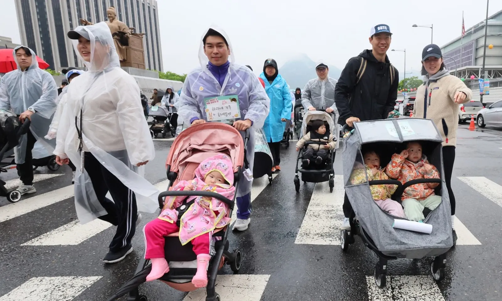 Hàng ngàn người đội mưa tham gia giải chạy marathon bằng xe đẩy