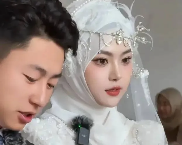 co-dau-xinh-nhu-mong-khien-dan-mang-tranh-cai-70643