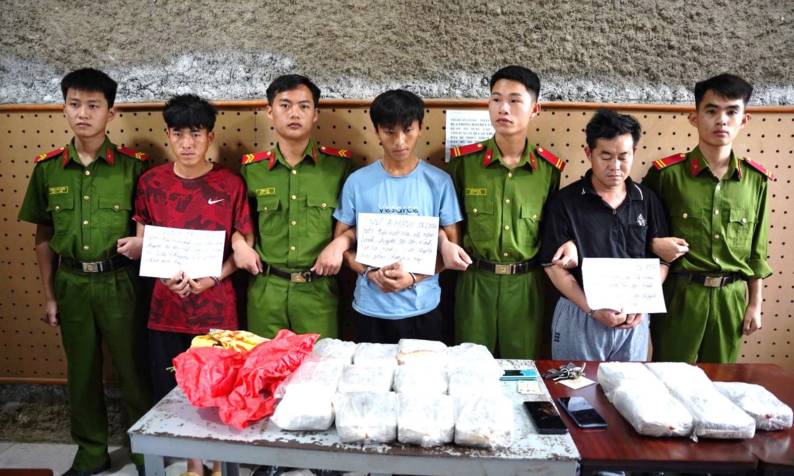Bắt giữ 3 đối tượng vận chuyển 50 bánh hồng phiến