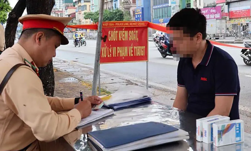 Ngày 2/5, Hà Nội xử lý hàng trăm trường hợp vi phạm giao thông