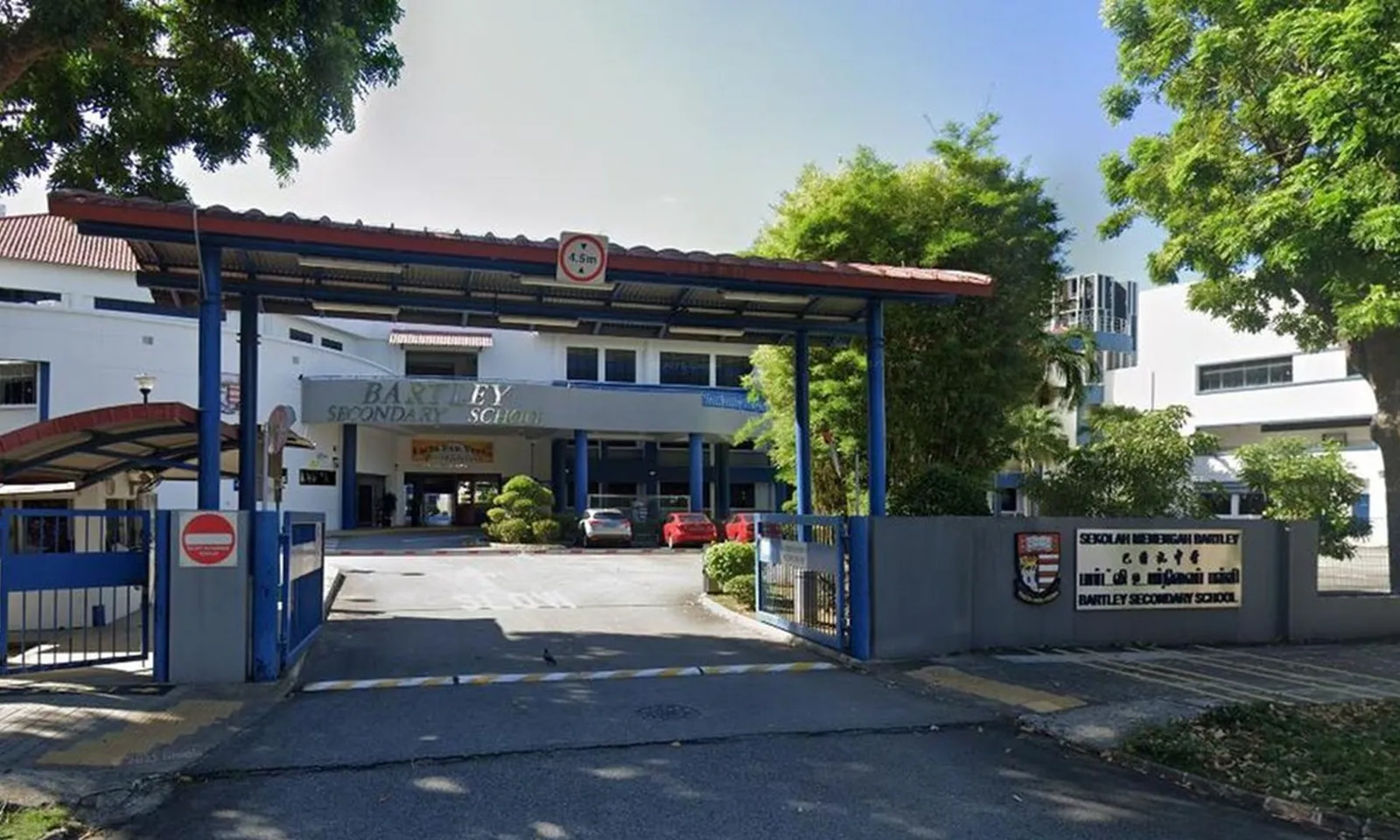 Học sinh trung học bị bắt vì đâm giáo viên bằng dao bấm