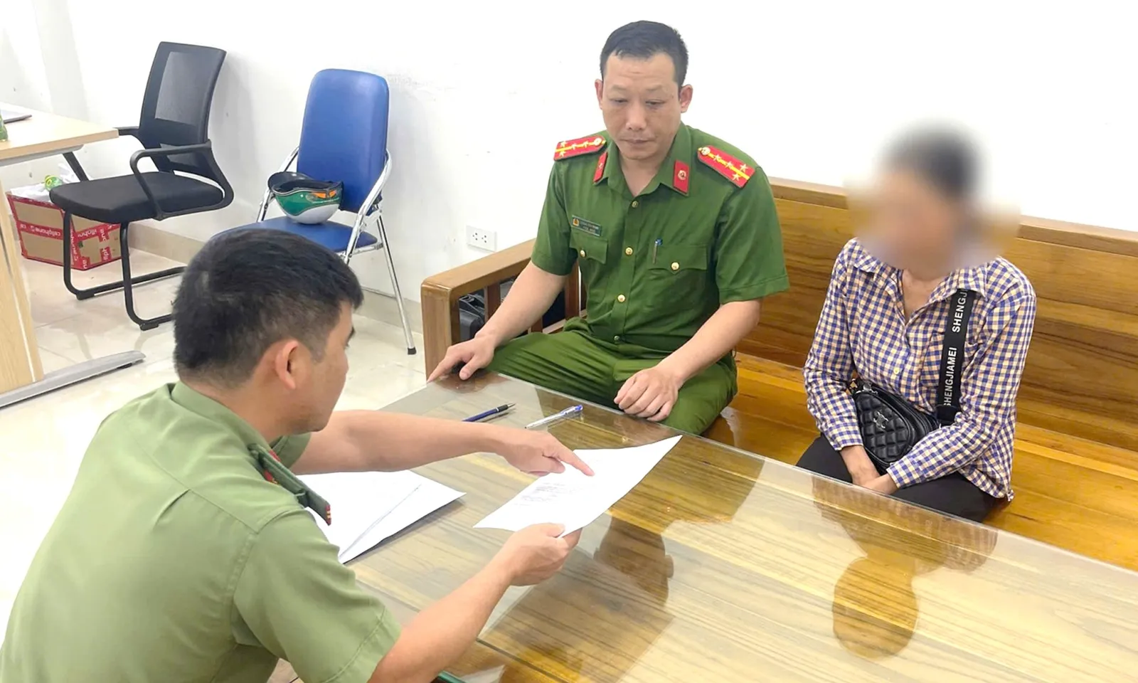 Xử phạt người phụ nữ đăng tin ‘đi xe máy đeo dép lê’ bị phạt 200.000 đồng