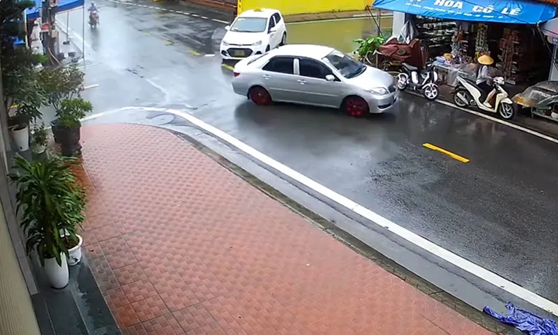 Đường trơn không giảm tốc đô xe xoay 180 độ 1