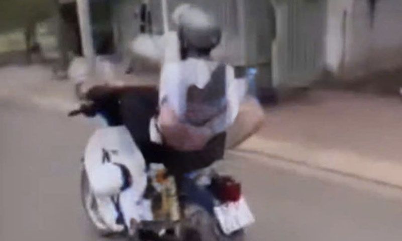Công an mời phụ huynh và học sinh lái xe máy bằng chân làm việc
