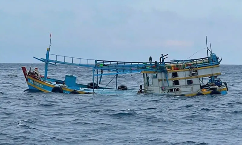 Tàu cá bị chìm sau cú va chạm mạnh với tàu hàng. Ảnh BĐBP cung cấp