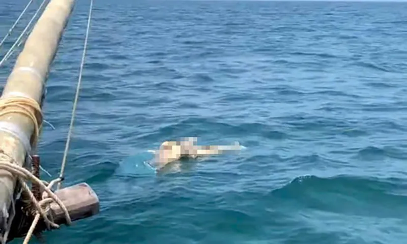 Vớt thi thể phân hủy nặng nổi trên mặt biển ở Hà Tĩnh