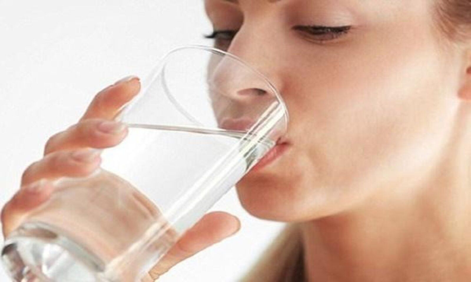 Những lợi ích sức khỏe khi uống nước vào buổi sáng