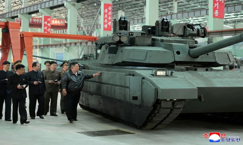 Ông Kim Jong-un ca ngợi năng lực xe tăng Triều Tiên