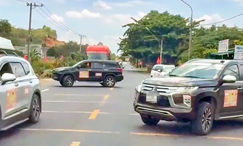 Xác minh vụ 2 ô tô chặn đường cho đoàn xe doanh nhân qua đường
