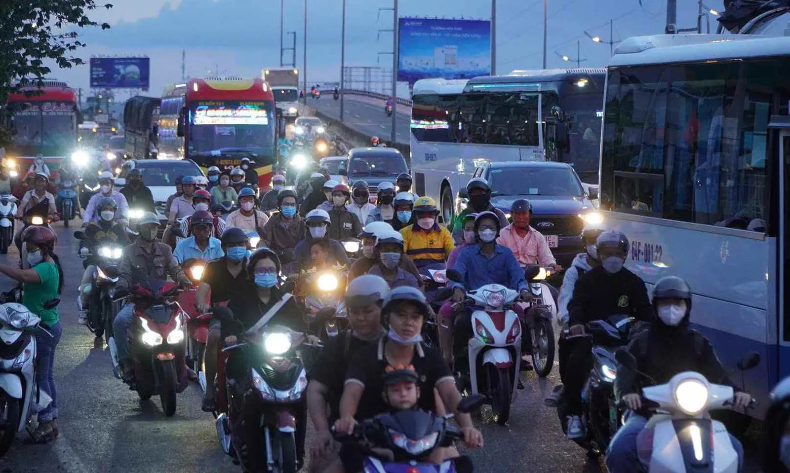Cửa ngõ TPHCM ngày cuối lễ: Nơi thông thoáng bất ngờ, chỗ ùn ứ cục bộ