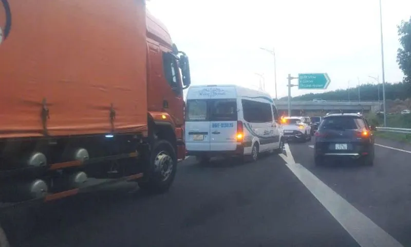 Ô tô xếp hàng dài trên cao tốc Phan Thiết - Dầu Giây đoạn qua huyện Cẩm Mỹ tỉnh Đồng Nai