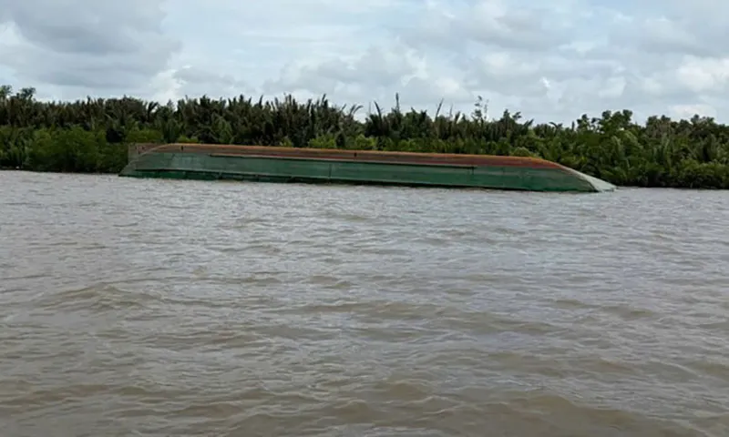 Sau va chạm với tàu biển, chiếc sà lan lật úp, 1 thuyền viên mất tích