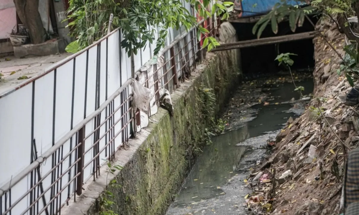 Chủ tịch Hà Nội chỉ đạo kiểm tra vụ mương nước ô nhiễm chảy giữa khu dân cư