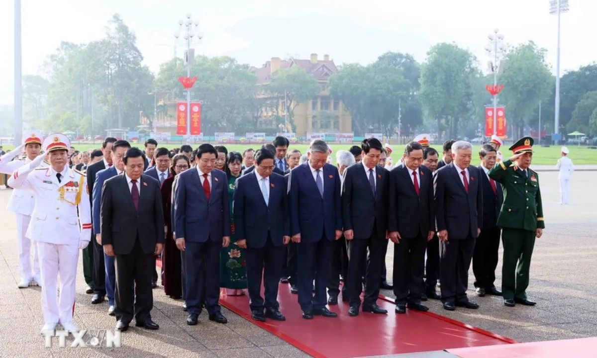 cac-dai-bieu-quoc-hoi-dat-vong-hoa-va-vao-lang-vieng-chu-tich-ho-chi-minh-8012418-1