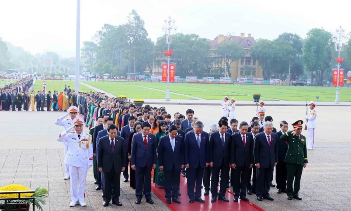 cac-dai-bieu-quoc-hoi-dat-vong-hoa-va-vao-lang-vieng-chu-tich-ho-chi-minh-8012418-2