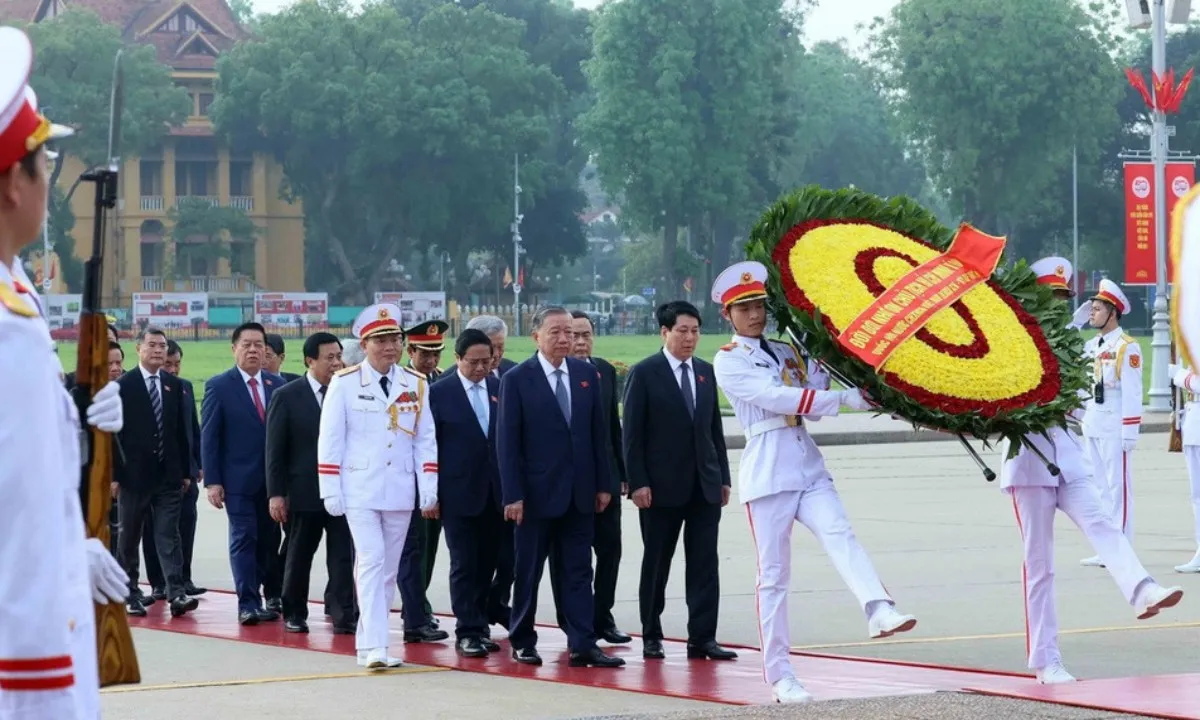 cac-dai-bieu-quoc-hoi-dat-vong-hoa-va-vao-lang-vieng-chu-tich-ho-chi-minh-8012418-3