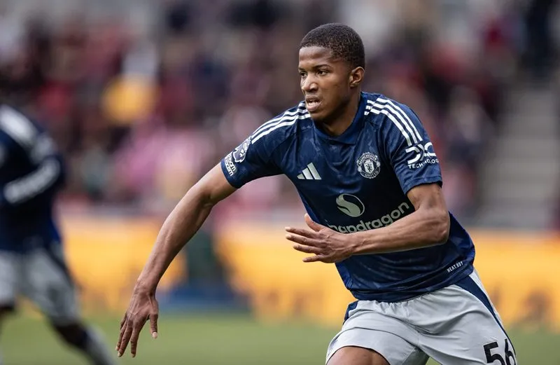 Chido Obi-Martin trong trận đấu với Brentford. Ảnh: Internet