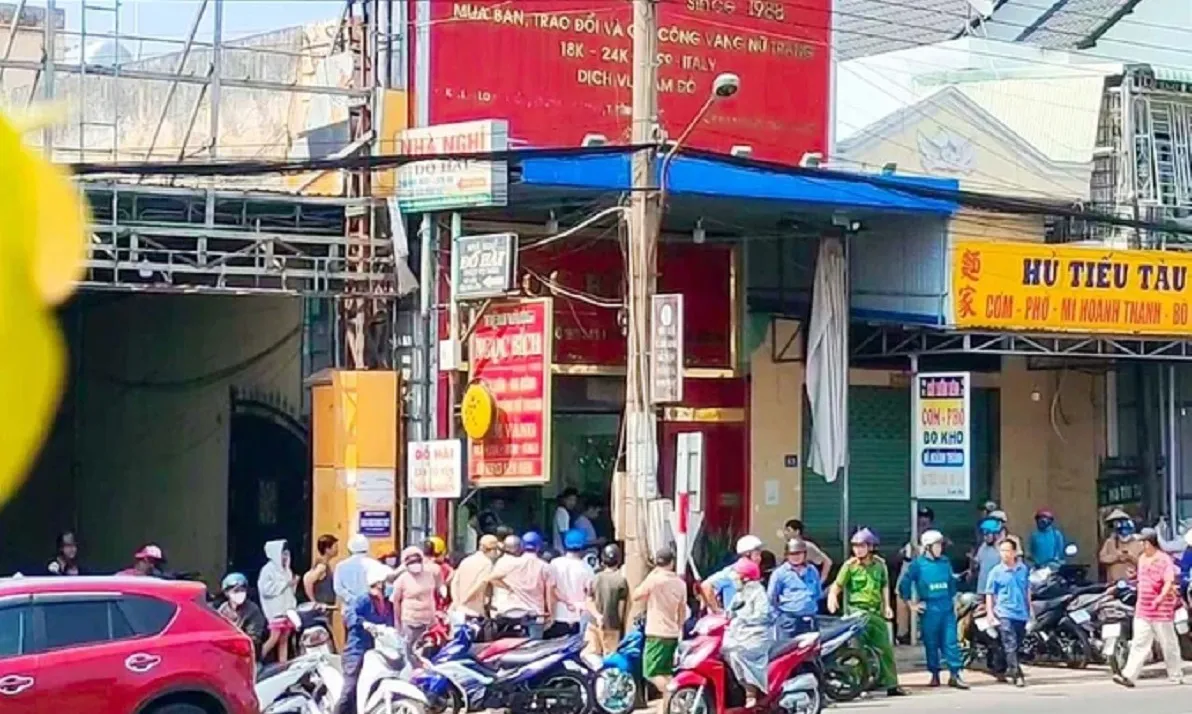 Khẩn cấp truy bắt hai nghi phạm cướp tiệm vàng ở Hóc Môn